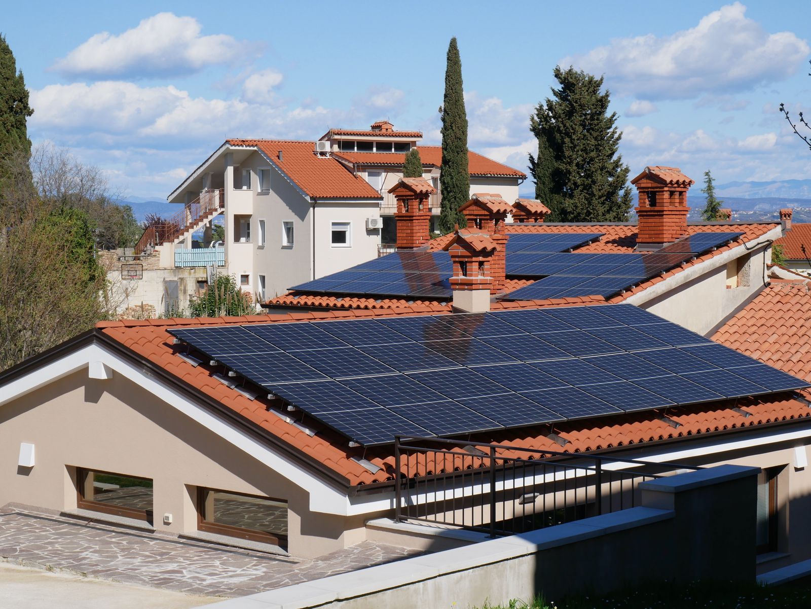 Barrio de casas con techos de teja y paneles solares