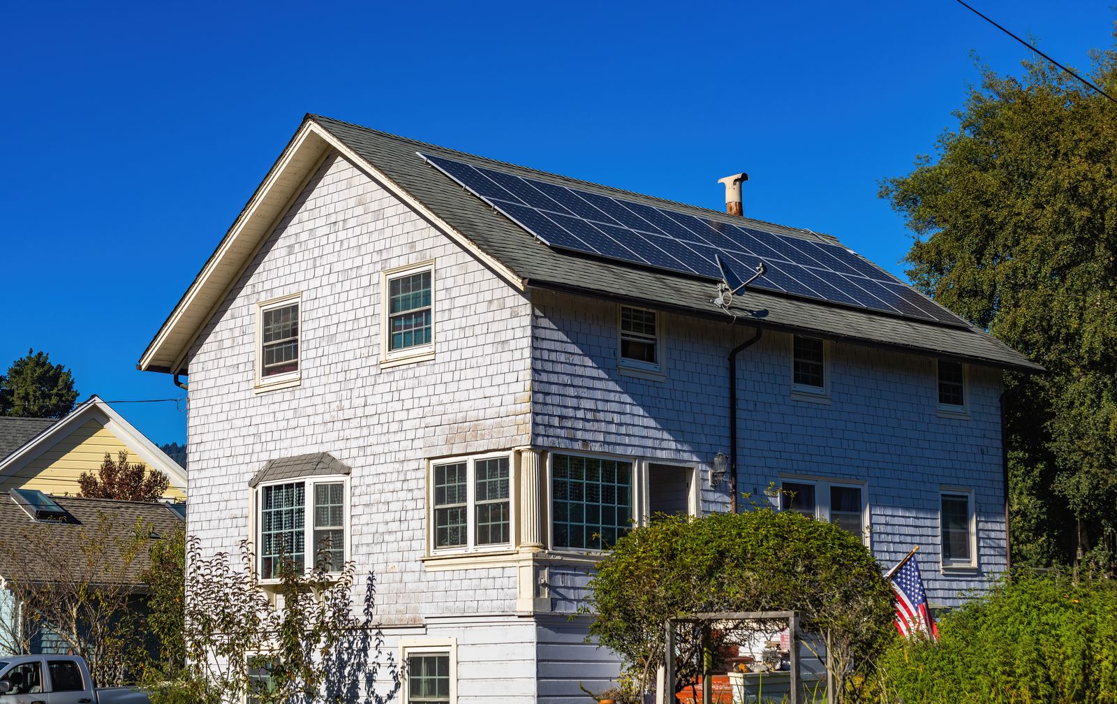 Casa de dos pisos con paneles solares en el techo