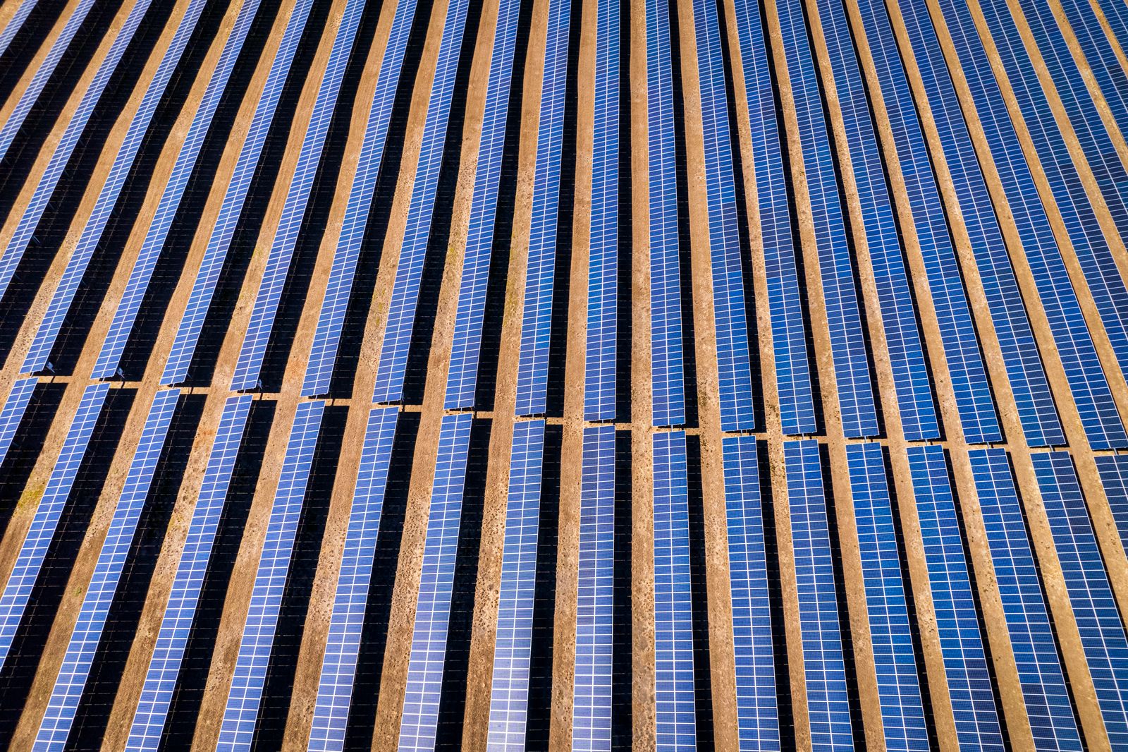 Toma con dron de hileras de paneles solares