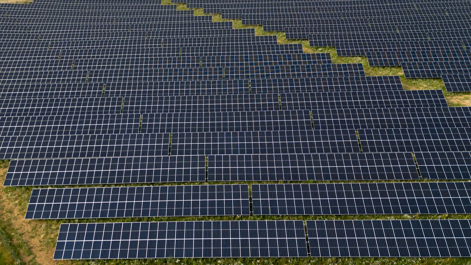 Vista aérea del trazado geométrico de una planta solar
