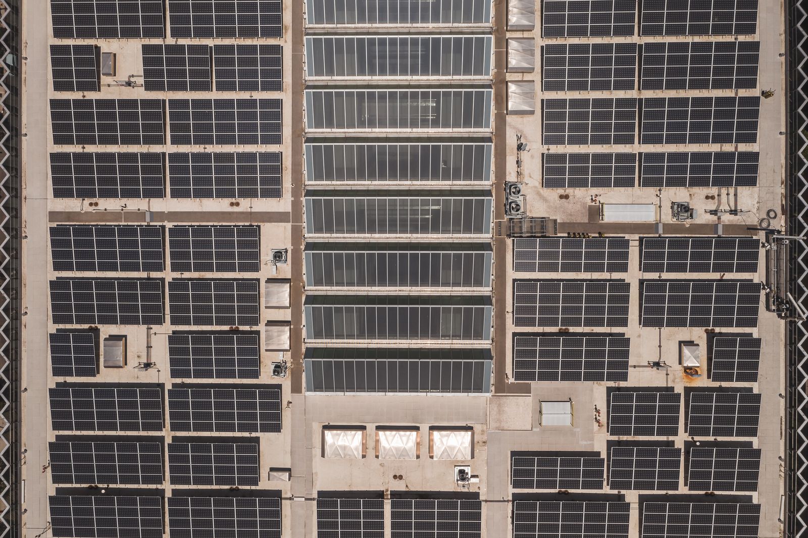 Toma cenital con dron de una cuadrícula de paneles solares