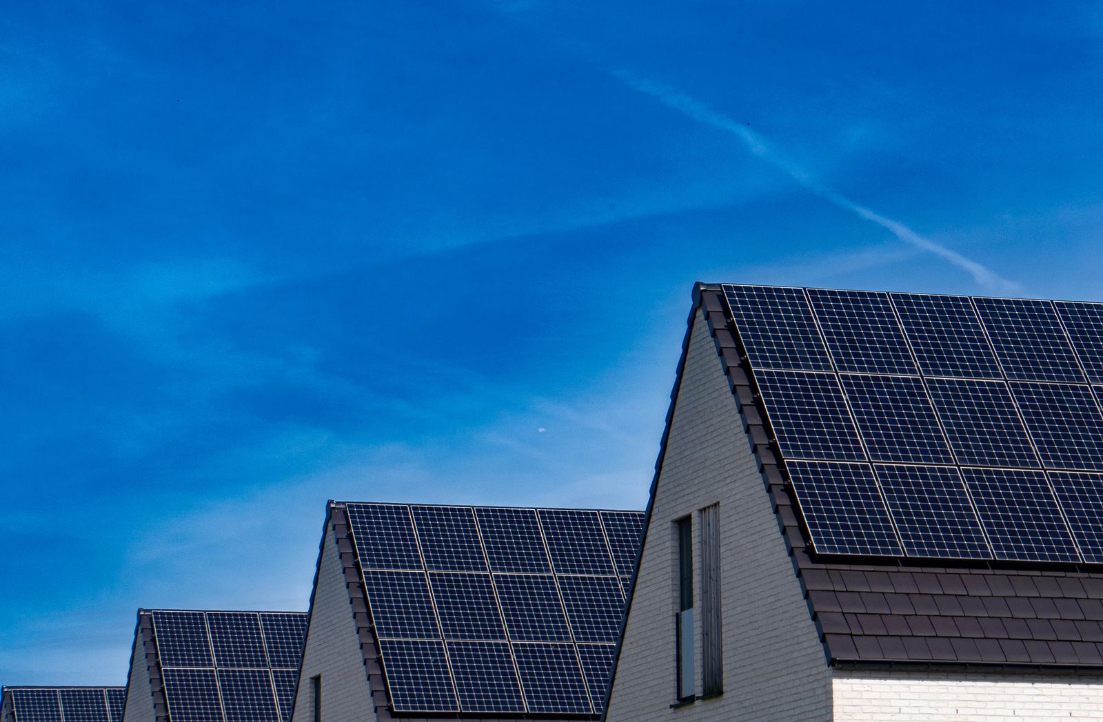 Casas contemporáneas con paneles solares en sus techos