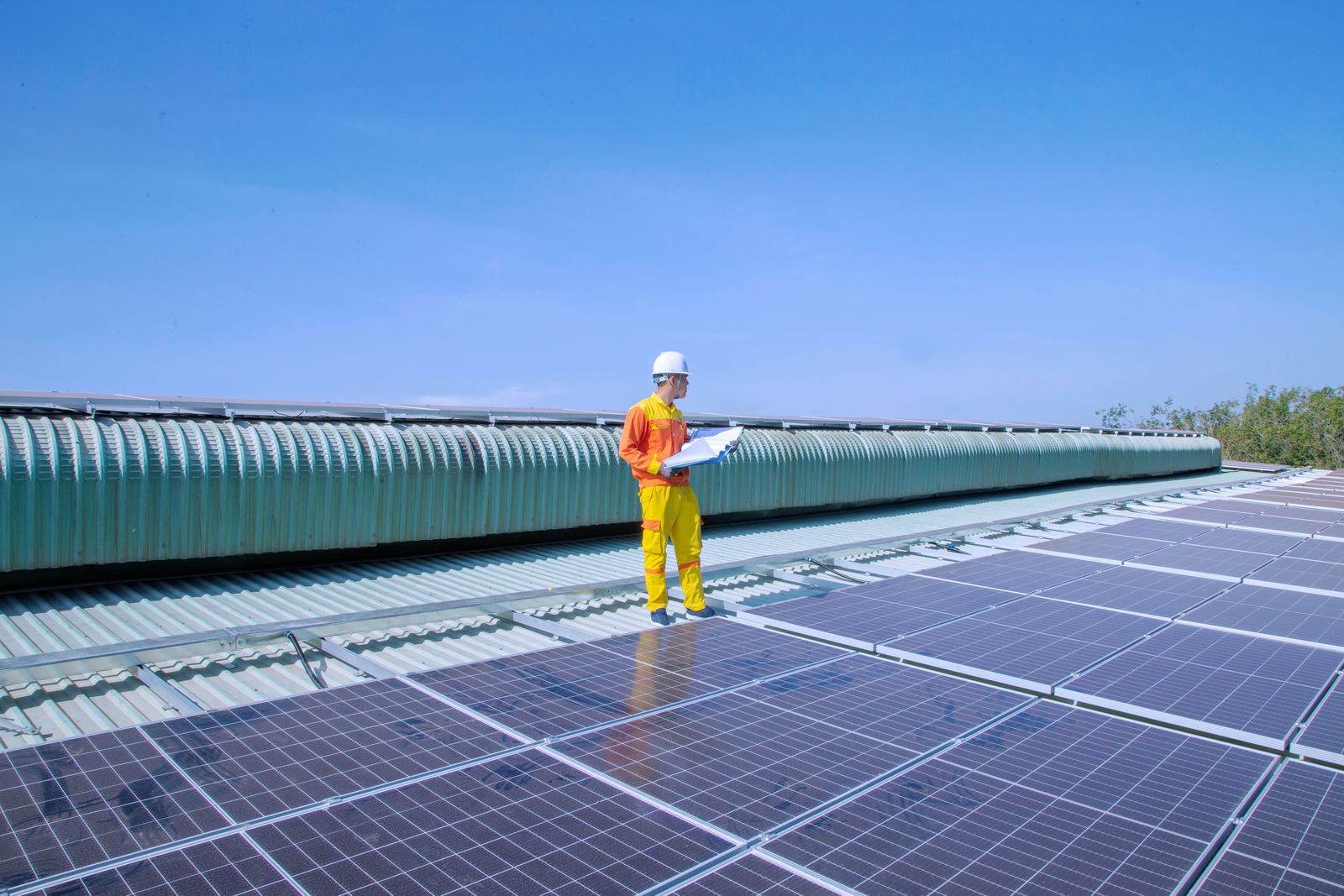 Técnico revisando paneles solares en un techo