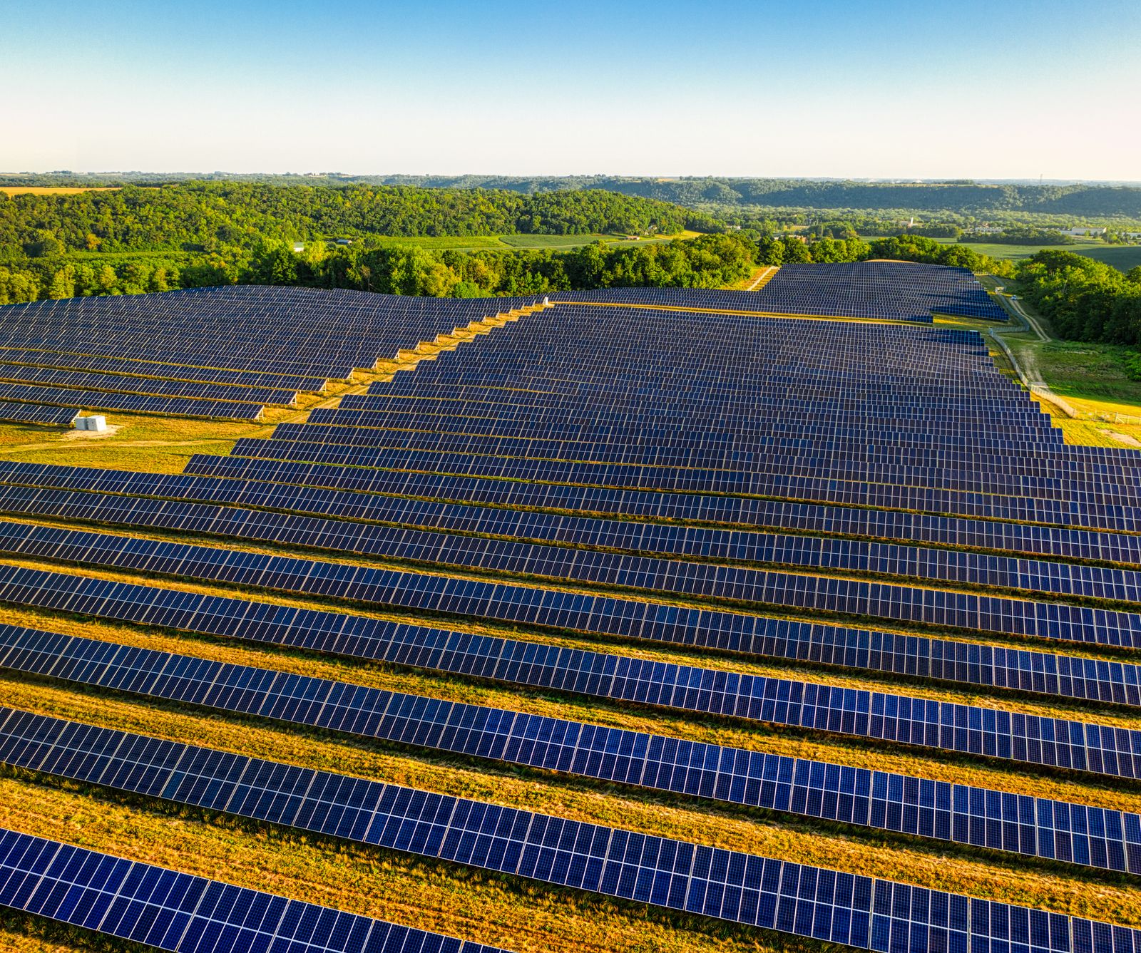 Vista aérea de una granja solar de gran escala