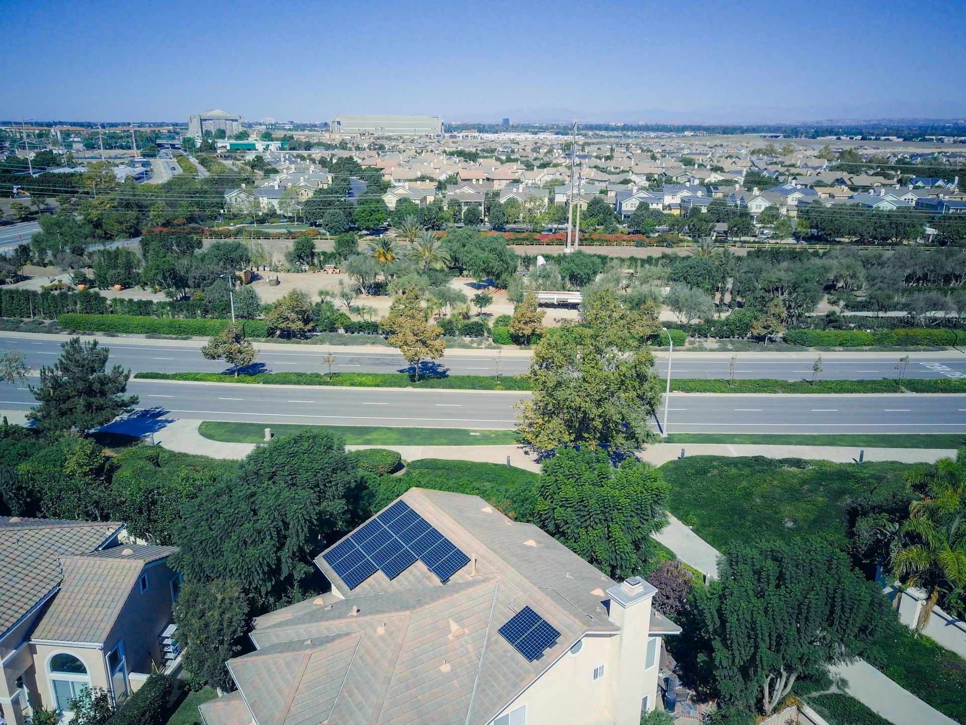 Vista aérea de casas con paneles solares en sus techos