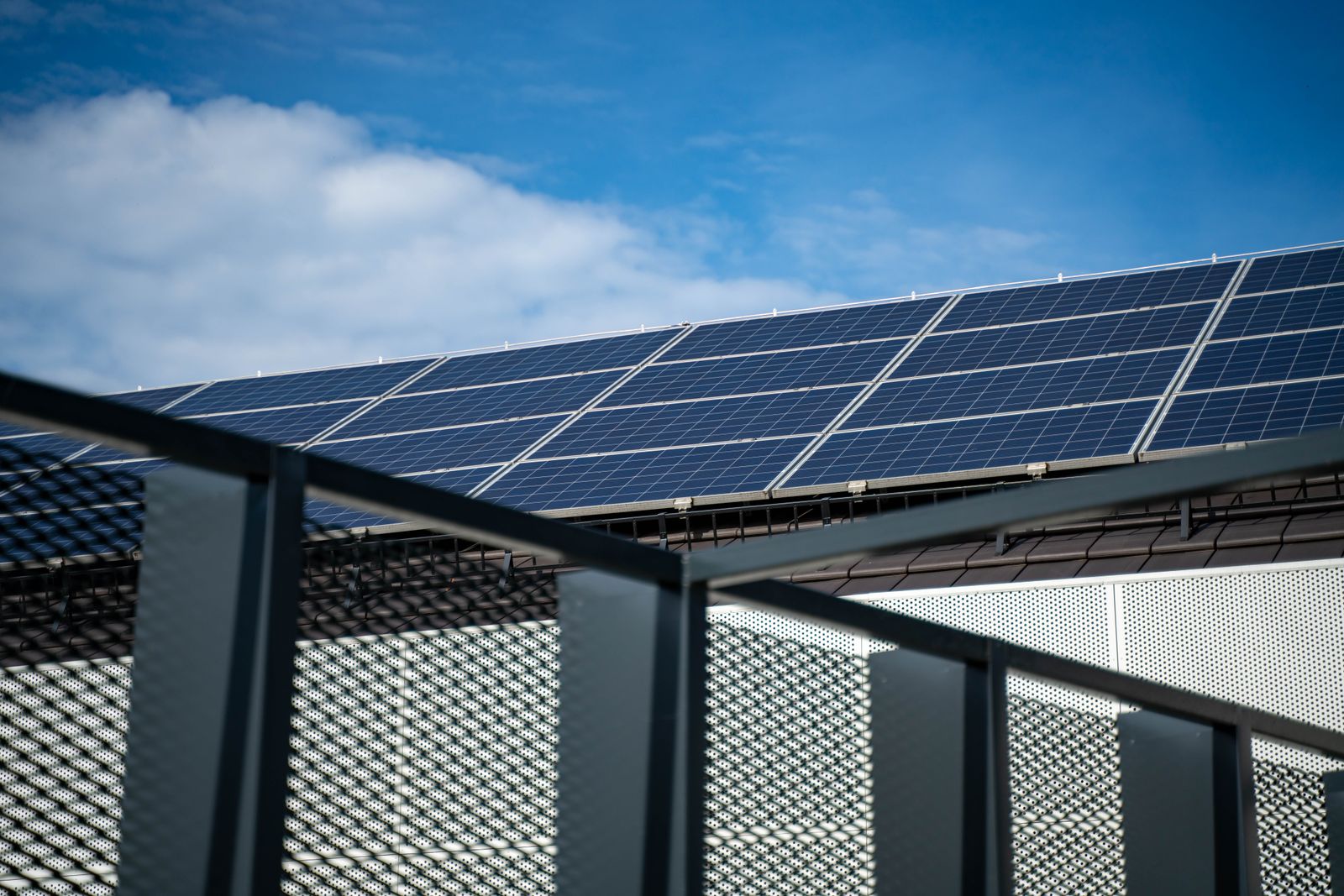 Primer plano de paneles solares modernos sobre un techo