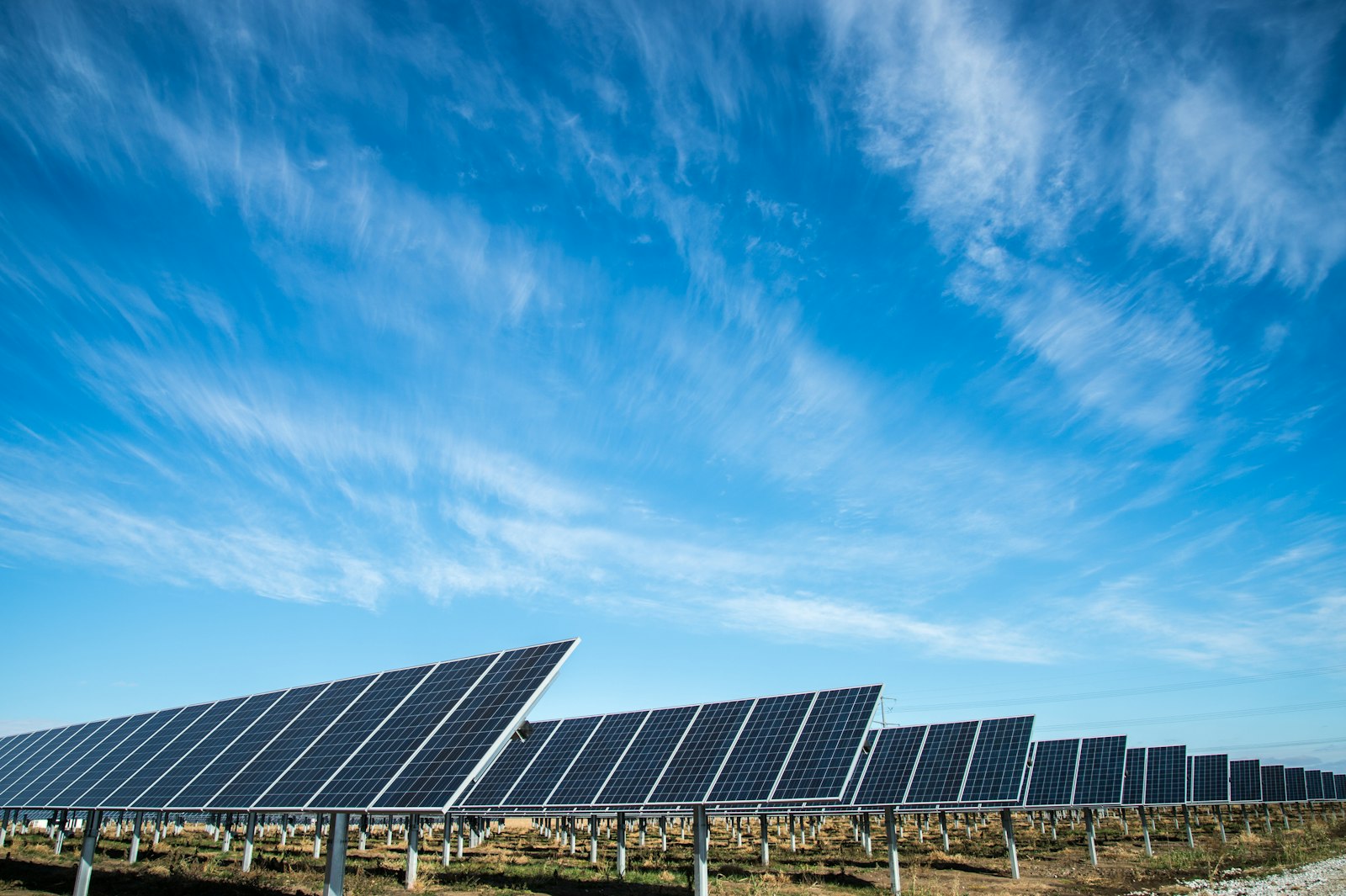 Panel solar bajo un cielo azul despejado