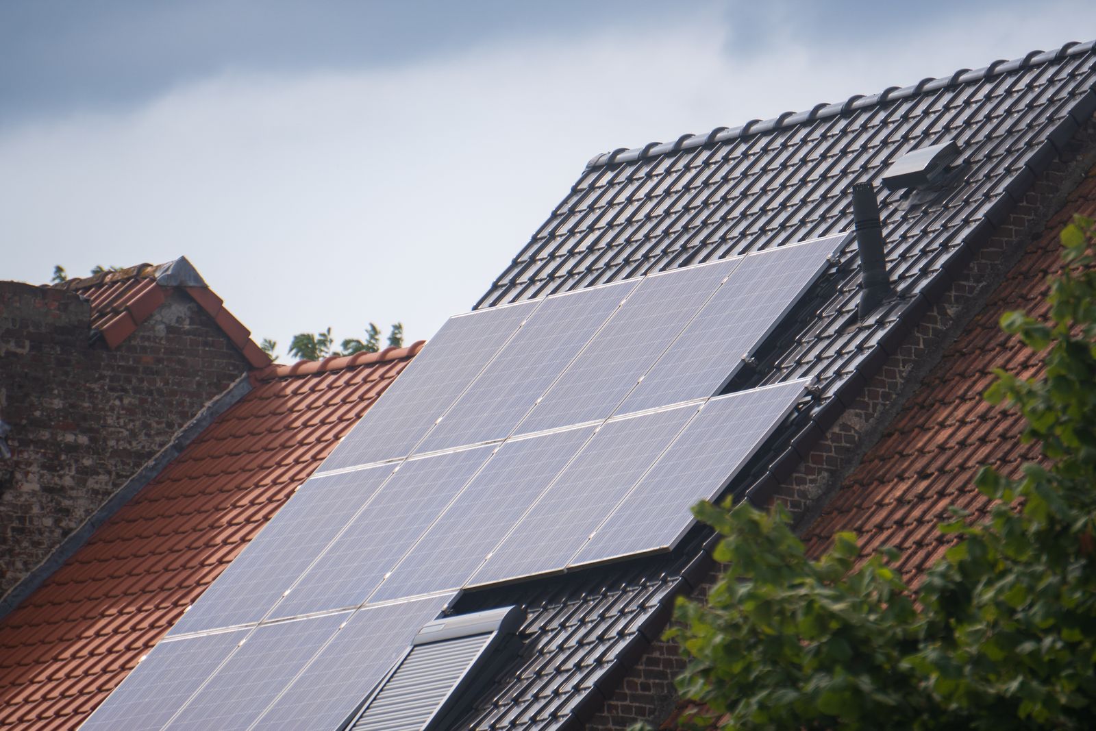 Paneles solares instalados en techo residencial