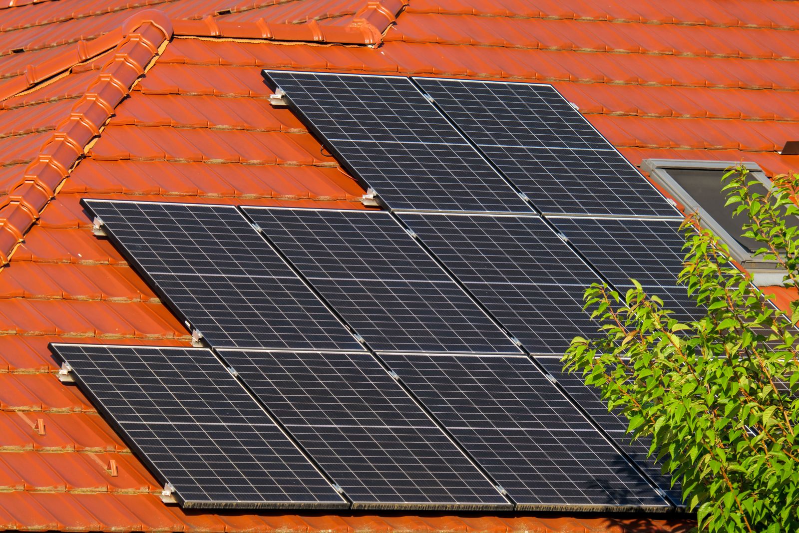 Paneles solares sobre techo de teja de barro