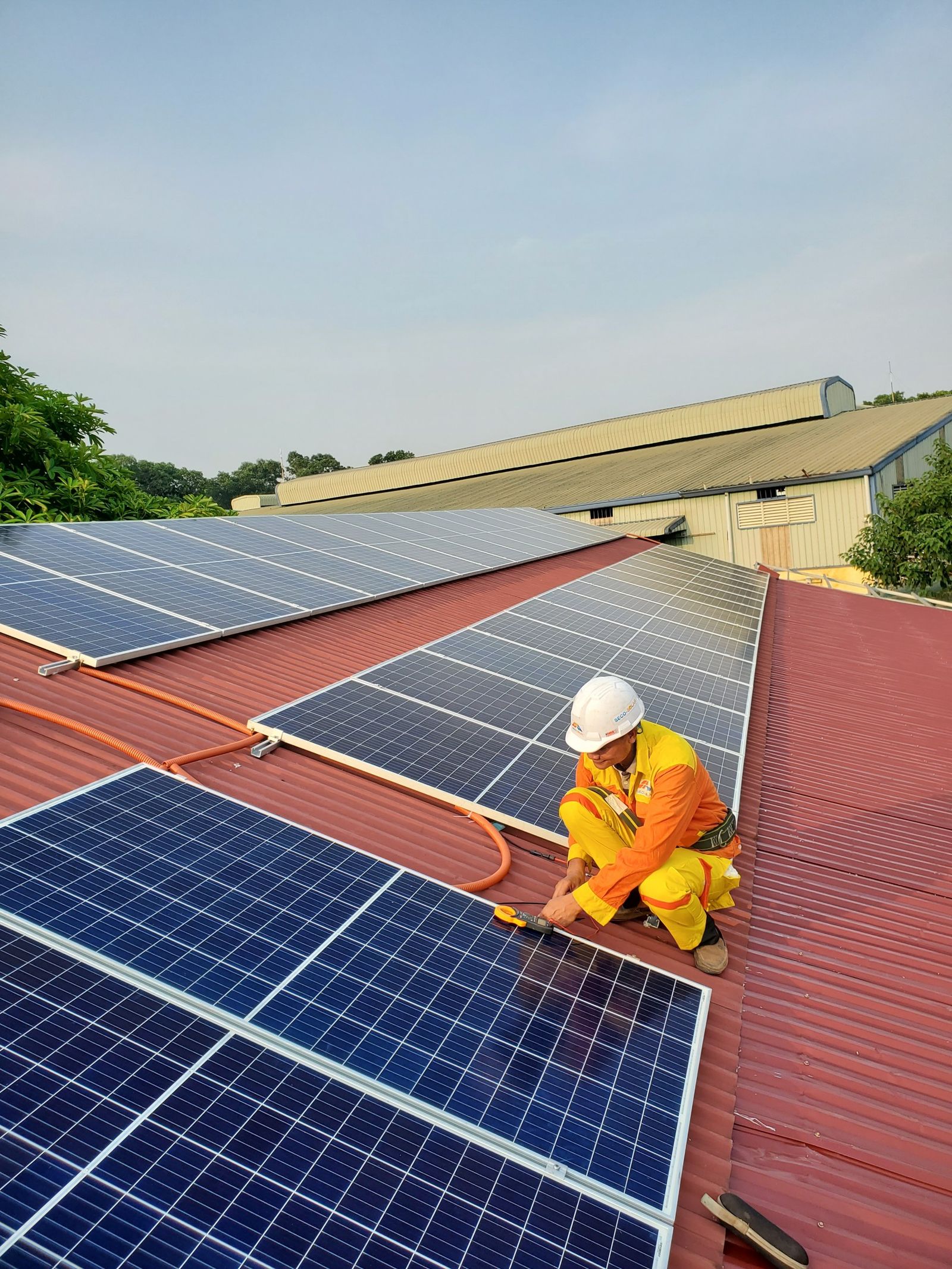 Técnico trabajando en la instalación de un panel solar