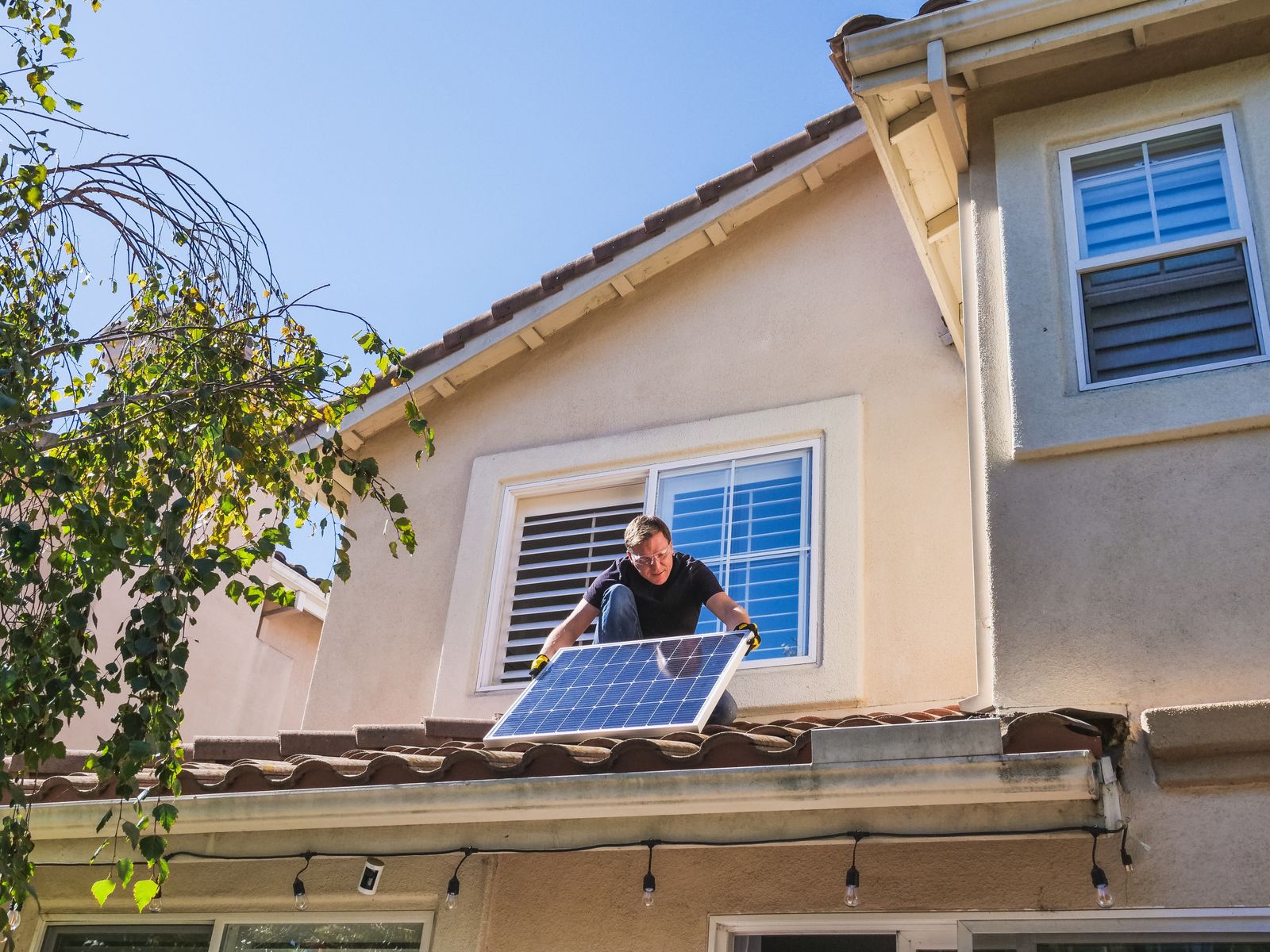 Técnico instalando paneles fotovoltaicos en un techo