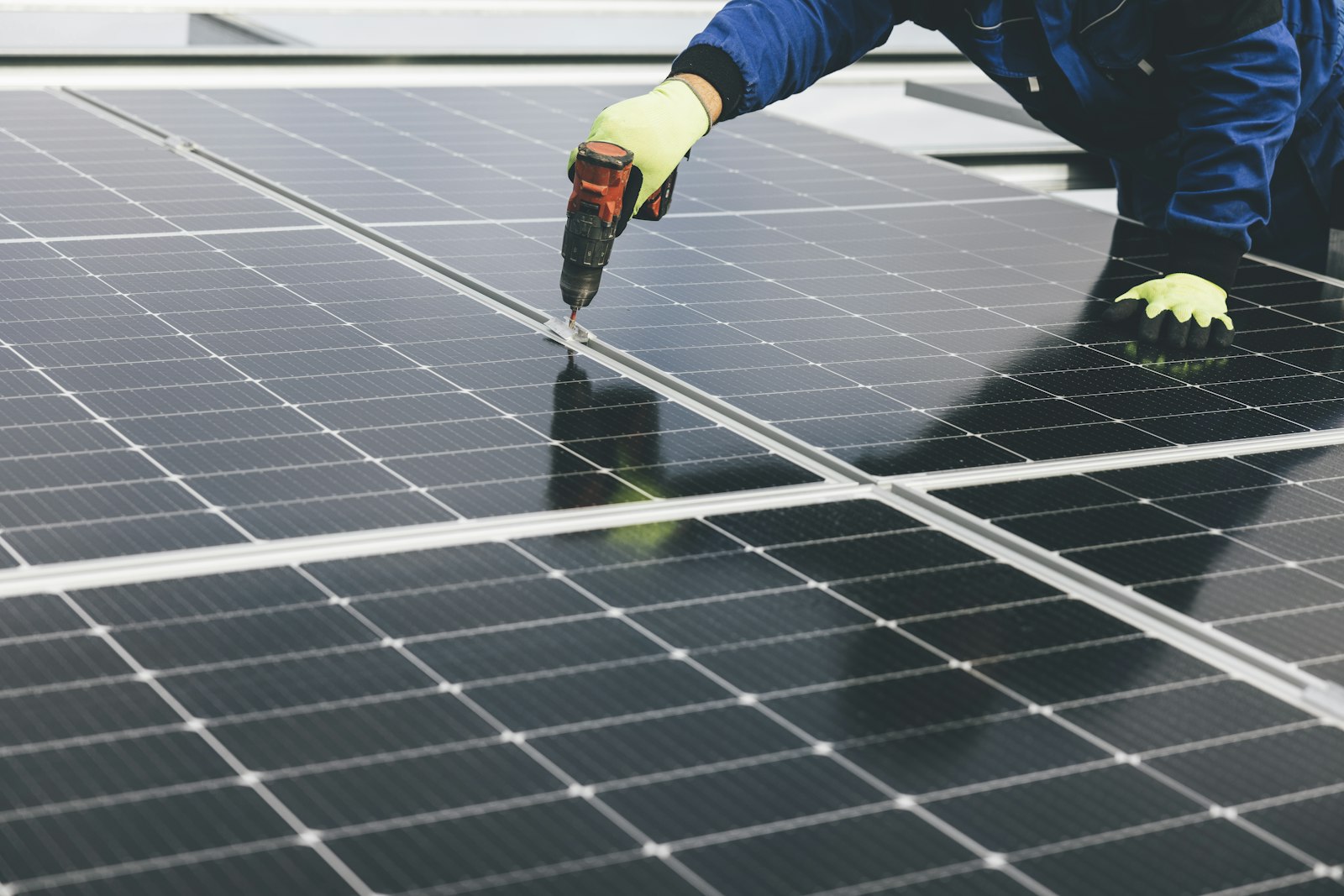 Persona trabajando sobre un panel solar